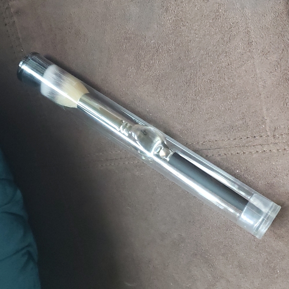 It Cosmetic blush brush - Picture 3 of 4